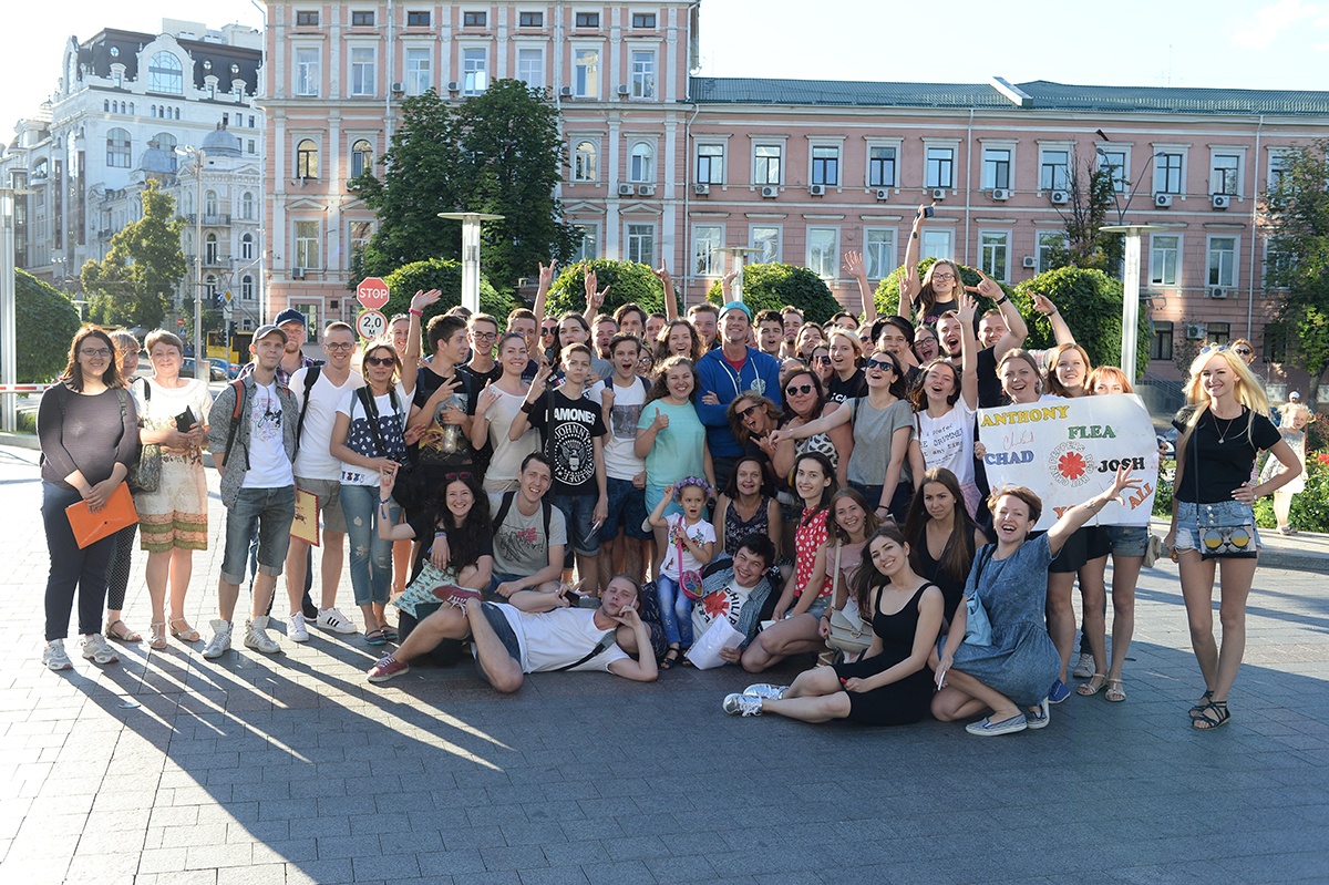 Grupo de fans esperando el concierto