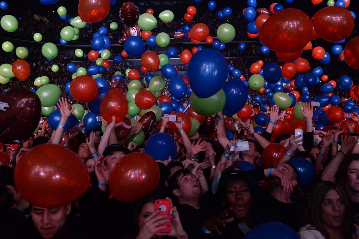 Fans festejando en concierto