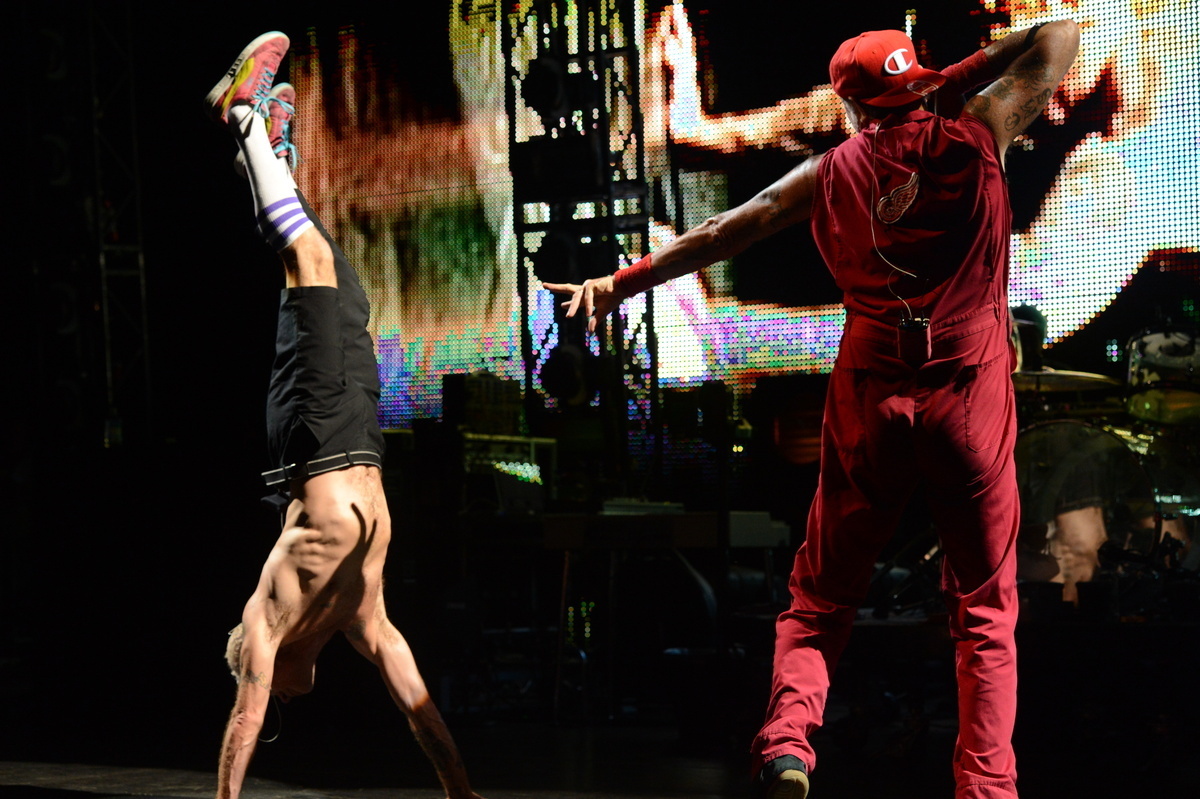 Flea y Chad Smith festejando