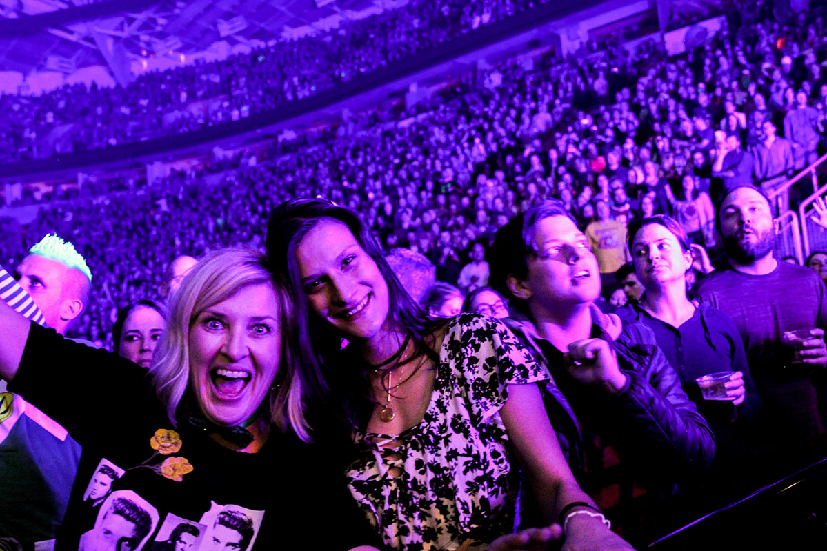 Grupo de fans en concierto