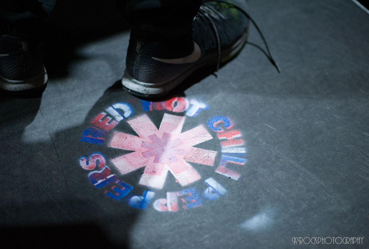 Logo de RHCP graffiteado en el piso
