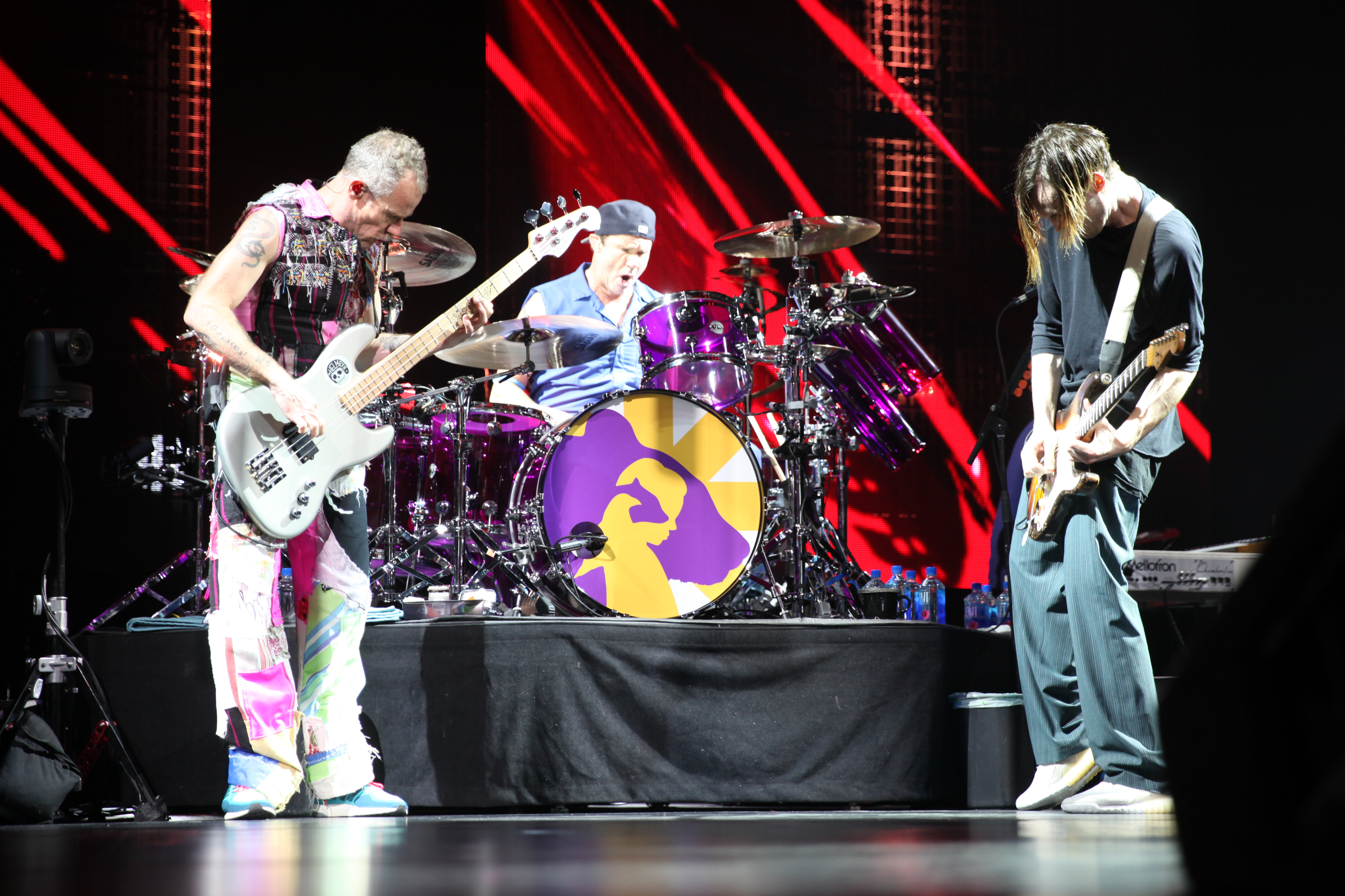 Flea, Chad Smith y Joe tocando en grupo