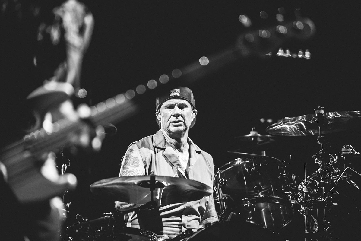 Chad Smith tocando la batería