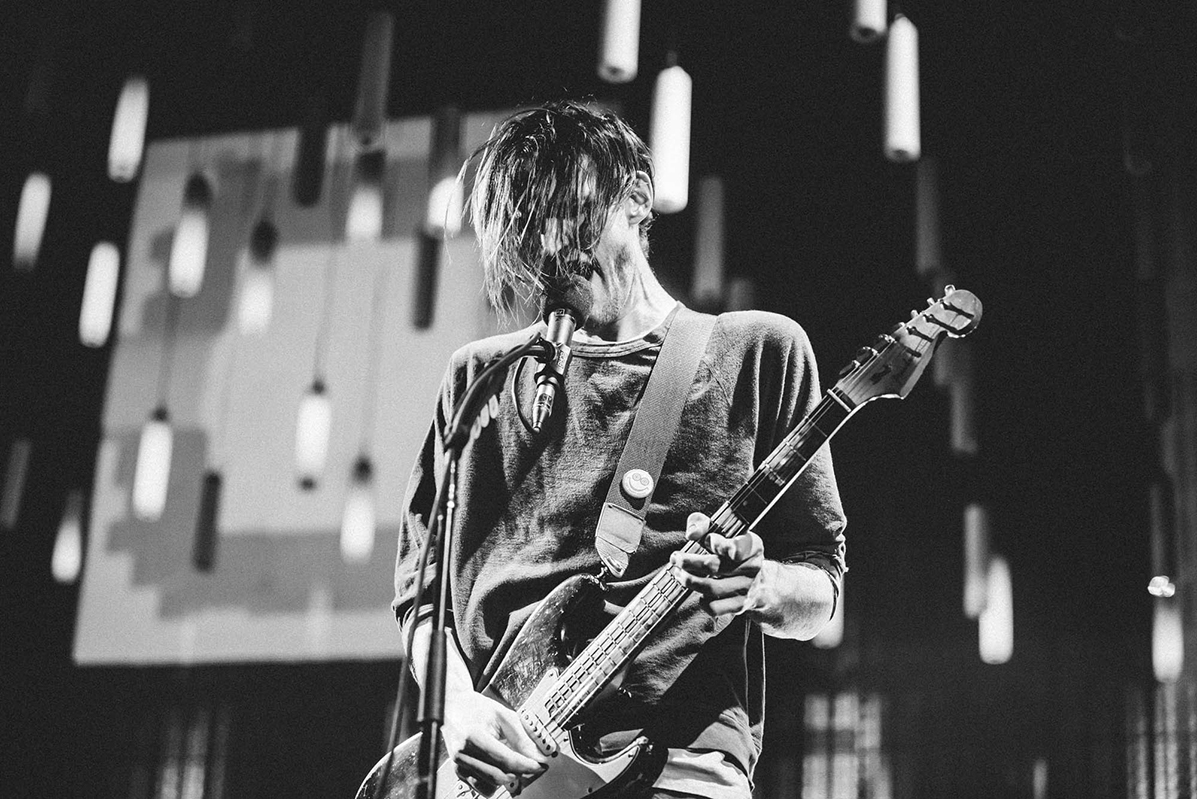 Joe Klinghoffer en la guitarra